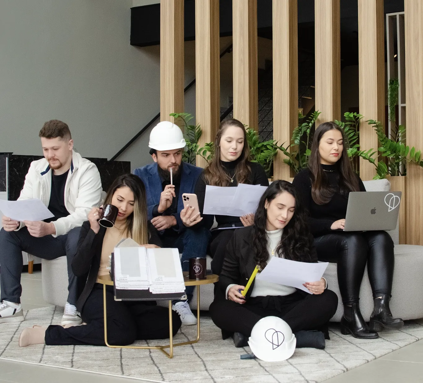 Equipe de designers de interiores da Pamela Decoracao em reuniao de projeto